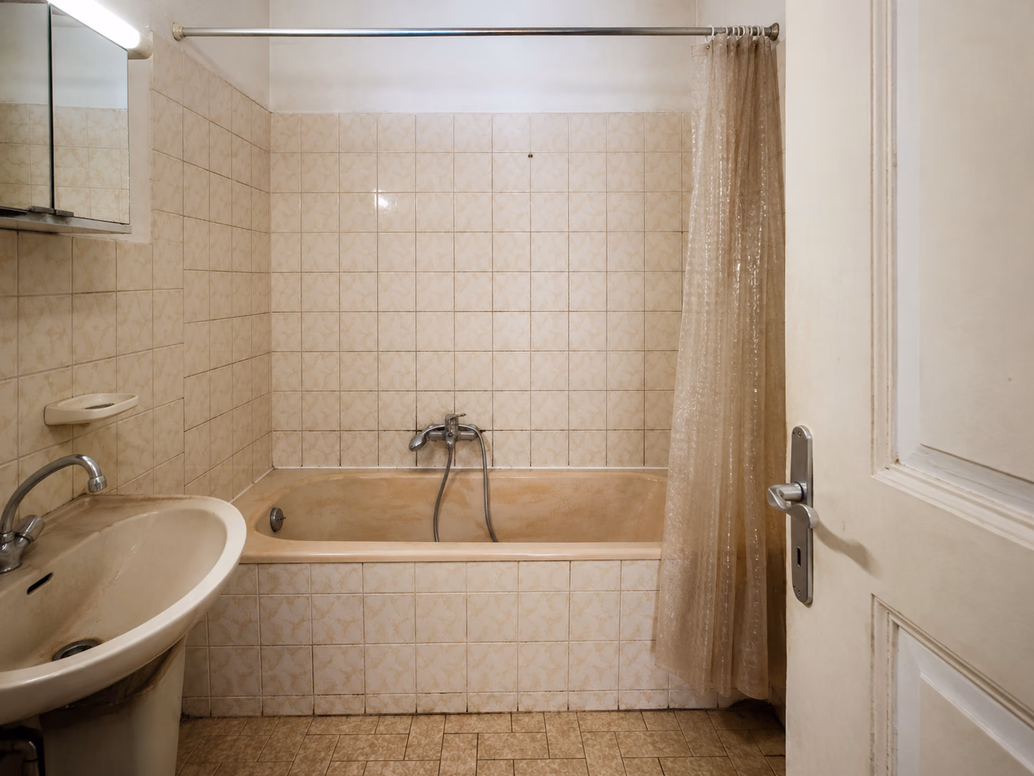 Salle de bain avant remplacement — baignoire acrylique ancienne à Toulouse