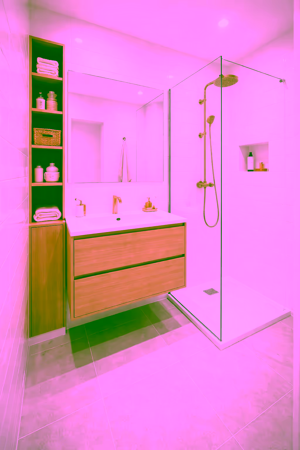 Salle de bain compacte avec rangements intégrés et miroir pleine hauteur