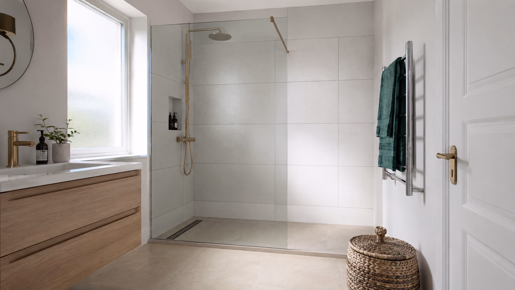 Douche italienne plain-pied remplaçant une baignoire dans une salle de bain rénovée à Toulouse